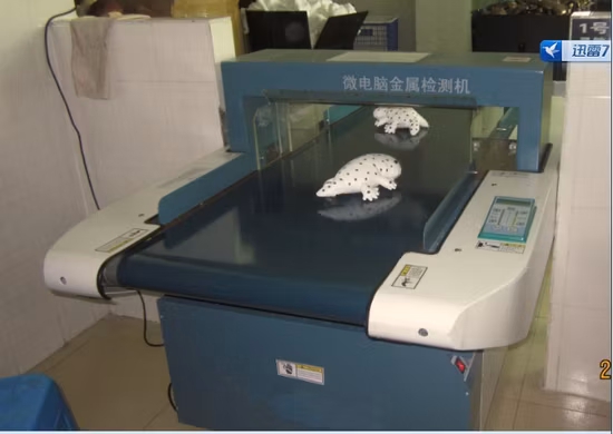Détecteur d'aiguilles métalliques à bande transporteuse/équipement de test de vêtements pour vêtements ou médicaments fabriqués en Chine